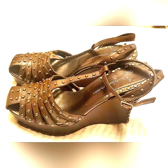 SZ 9 DONALD J PILNER SHILOH STUDDED WEDGE HEELS - Picture 1 of 6